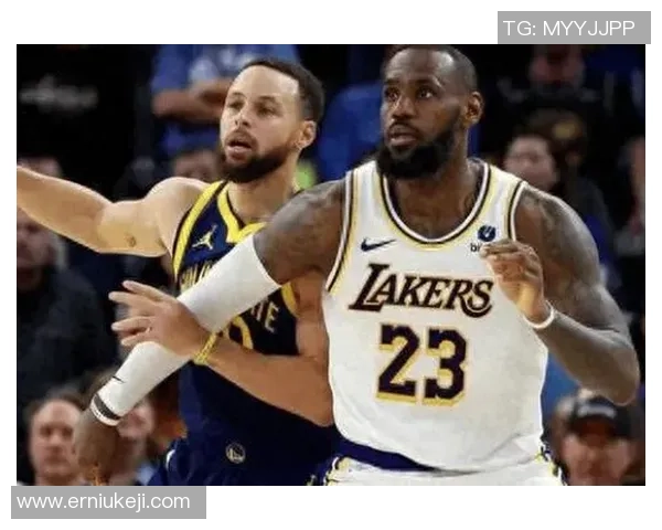 2015年NBA季后赛精彩回顾:勇士对阵老鹰的激烈对决与精彩瞬间分析 2015年NBA季后赛精彩回顾:勇士对阵老鹰的激烈对决与精彩瞬间分析